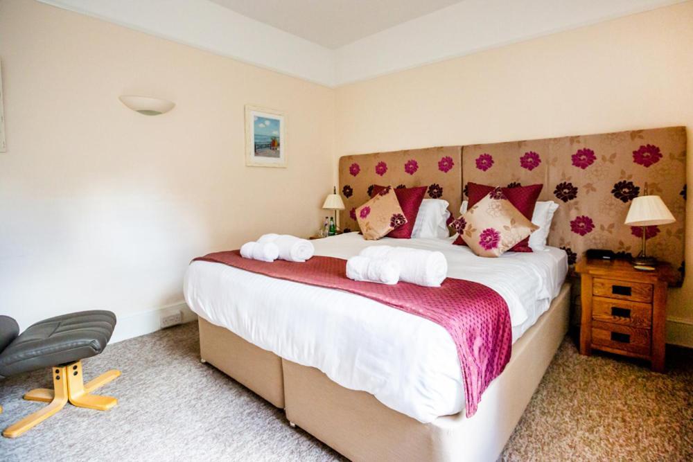 The Red Lion Hotel Cromer Exterior foto A bedroom at the hotel