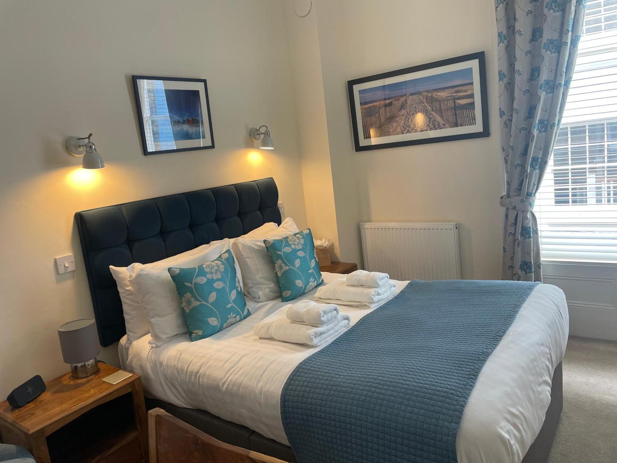 The Red Lion Hotel Cromer Exterior foto A bedroom at the hotel