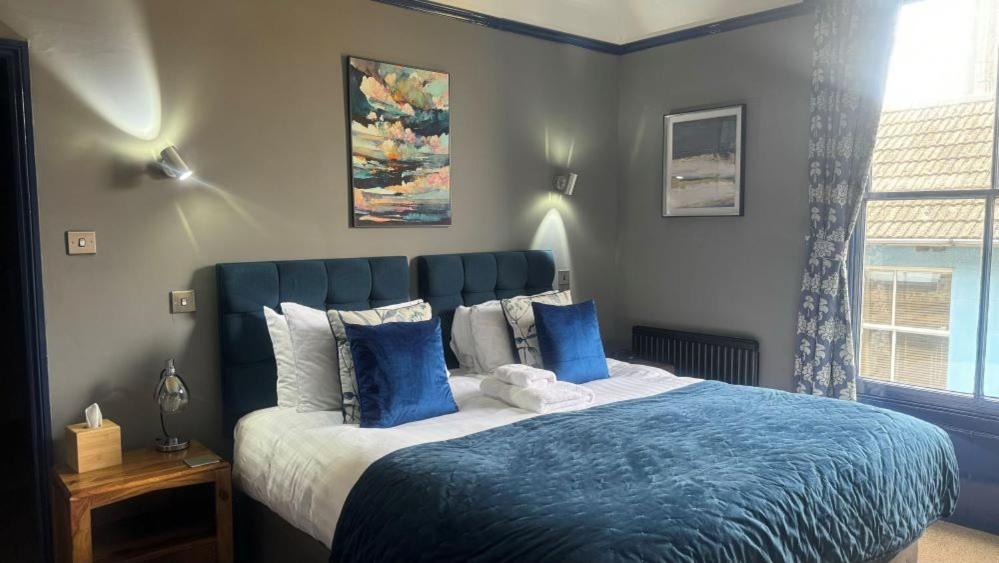 The Red Lion Hotel Cromer Exterior foto A bedroom at the hotel