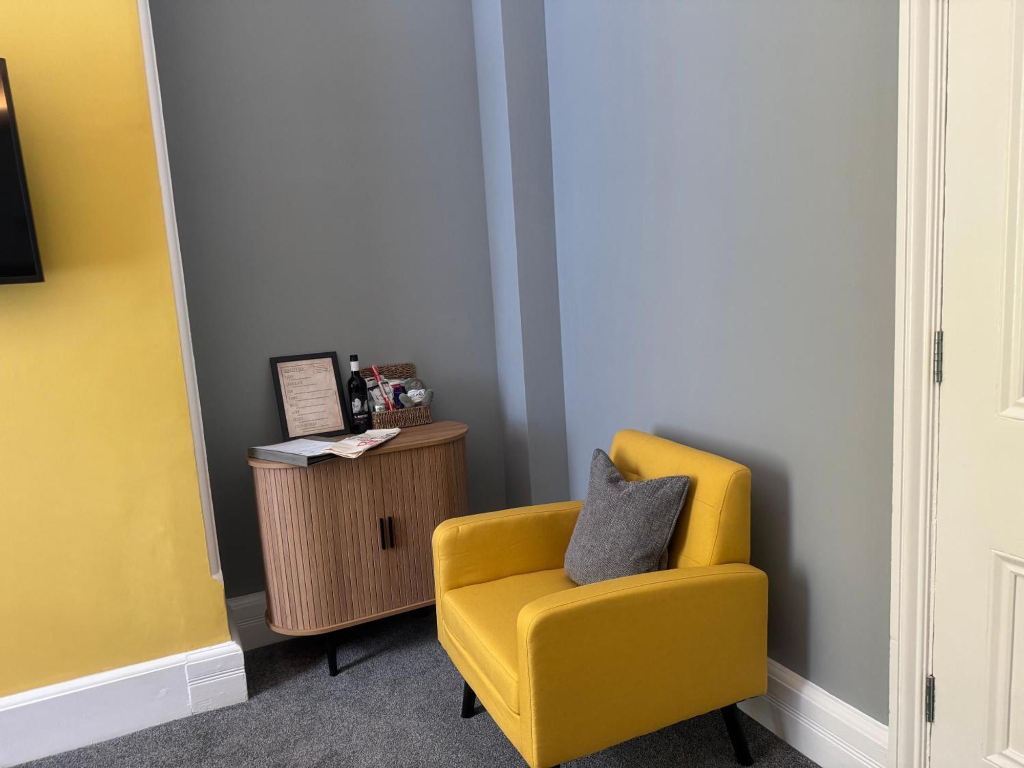 The Red Lion Hotel Cromer Exterior foto A room painted in Dulux's 2019 Colour of the Year, Dulux Arousing Azure
