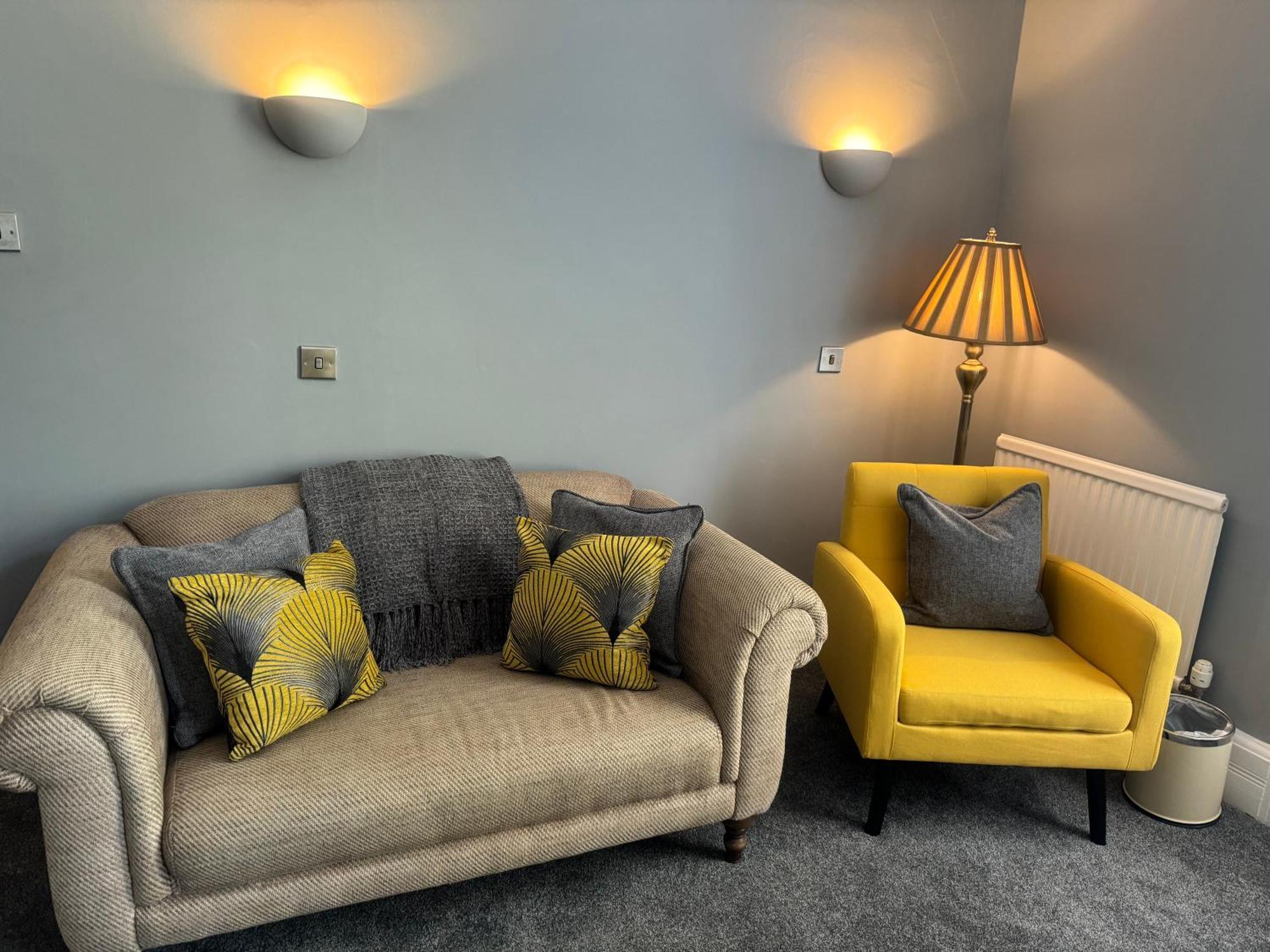 The Red Lion Hotel Cromer Exterior foto A living room with a sofa and a chair
