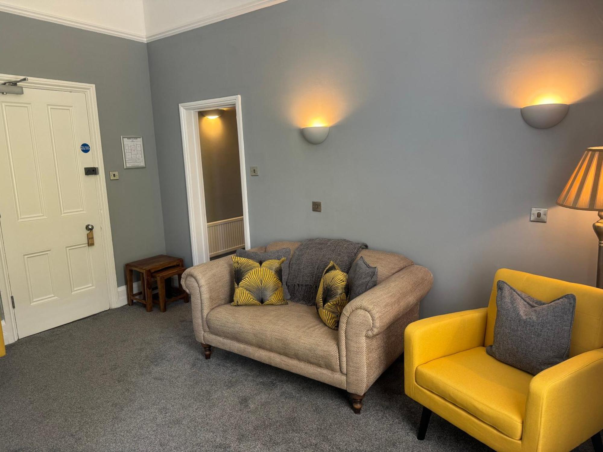 The Red Lion Hotel Cromer Exterior foto The waiting room at the practice